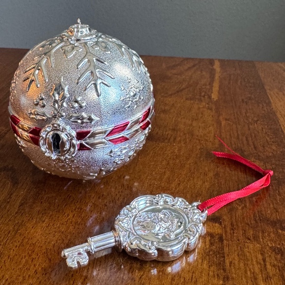 Hallmark Keepsake Ornament “Secret Santa Ball” - Picture 3 of 8
